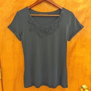 Banana Republic navy blue scoop neck short sleeve tee w/ embroidery, size M